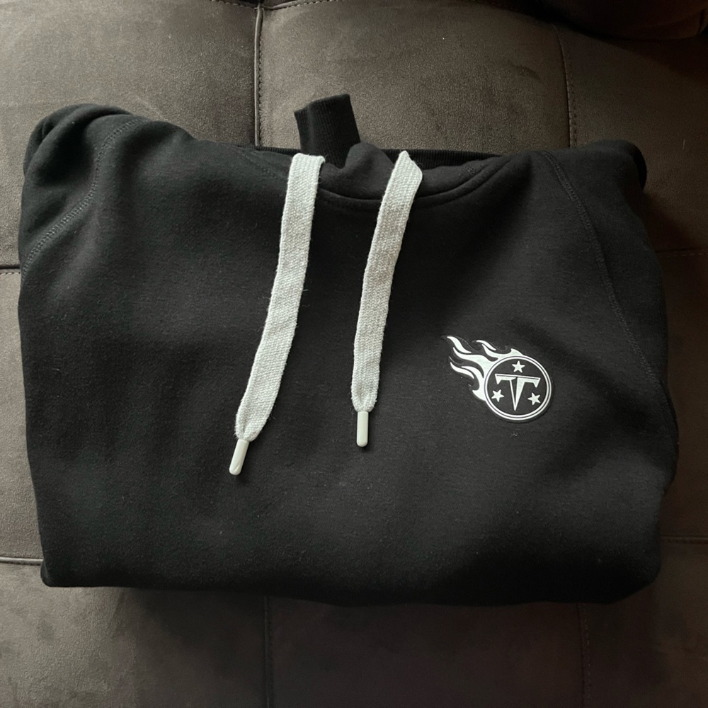 Men’s Tennessee Titans hoodie. Black with silver emblem